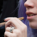 Fumar flor de cannabis é a melhor maneira de combater a dor crônica, afirma novo estudo
