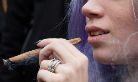 Fumar flor de cannabis é a melhor maneira de combater a dor crônica, afirma novo estudo